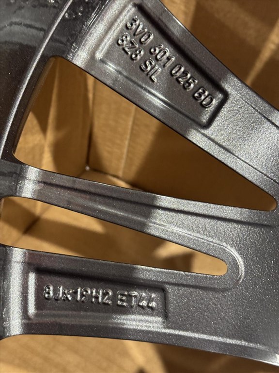 R19 Original Skoda 8J ET44 - 3V0 601 025BE 3V0601025BE 2DB ALUFELNI  8. kép