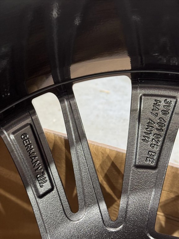 R19 Original Skoda 8J ET44 - 3V0 601 025BE 3V0601025BE 2DB ALUFELNI  9. kép