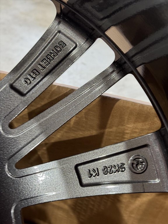 R19 Original Skoda 8J ET44 - 3V0 601 025BE 3V0601025BE 2DB ALUFELNI  10. kép