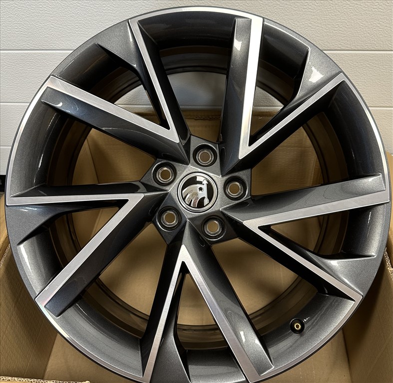 EREDETI ALUFELNI SKODA SUPERB KODIAQ KAROQ OCTAVIA "VEGA" 19 5x112 ET44. 1. kép