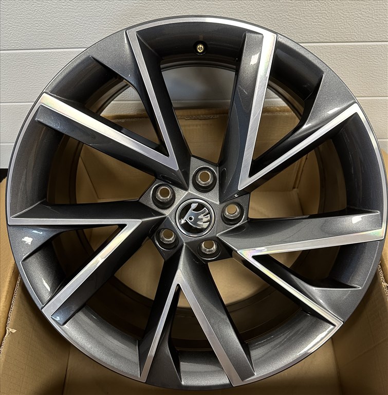 EREDETI ALUFELNI SKODA SUPERB KODIAQ KAROQ OCTAVIA "VEGA" 19 5x112 ET44. 4. kép