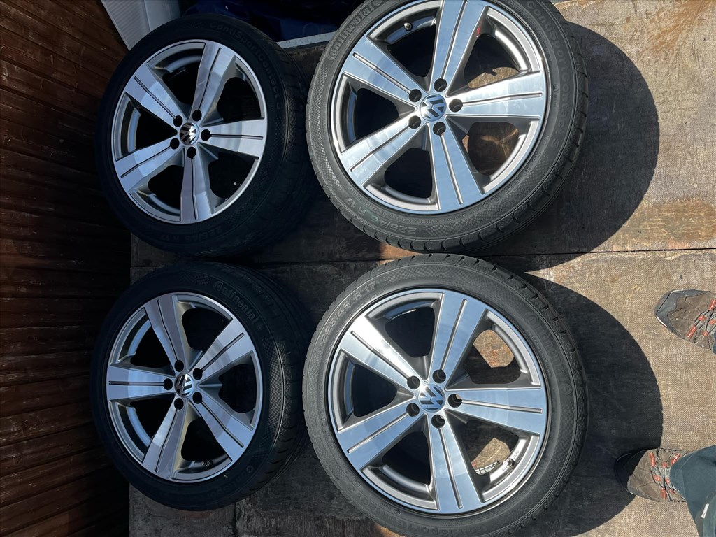  5x100 lyukosztású 17" újszerű Aez alufelni, rajta 225/45 használt Continental nyári gumi gumi  1. kép