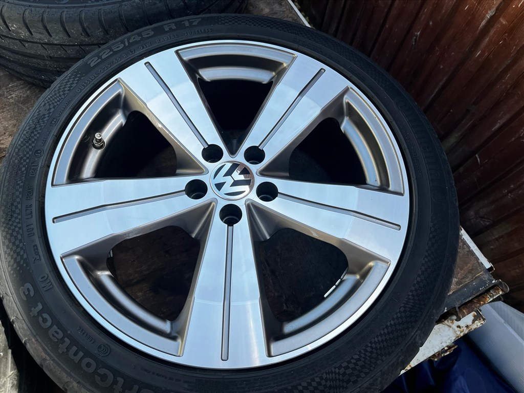  5x100 lyukosztású 17" újszerű Aez alufelni, rajta 225/45 használt Continental nyári gumi gumi  3. kép