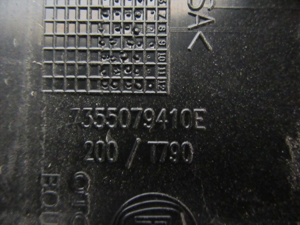 Fiat Doblo III.-IV. jobb hátsó embléma tartó 735507941 3. kép