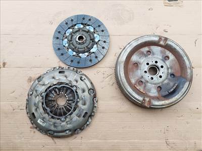 Skoda Octavia III RS 2,0 diesel kuplung szett lendkerékkel 03L105266DJ