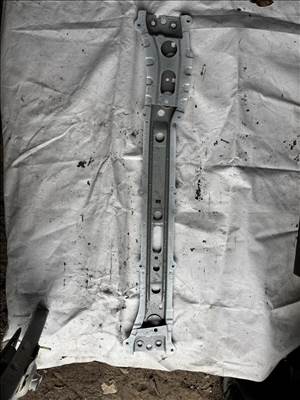 Toyota Yaris (XP210) hűtőtartó konzol (vas)