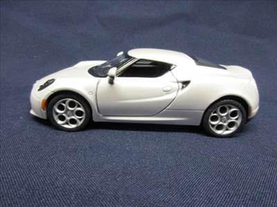 Alfa Romeo 4C fehér színű modell autó 14399