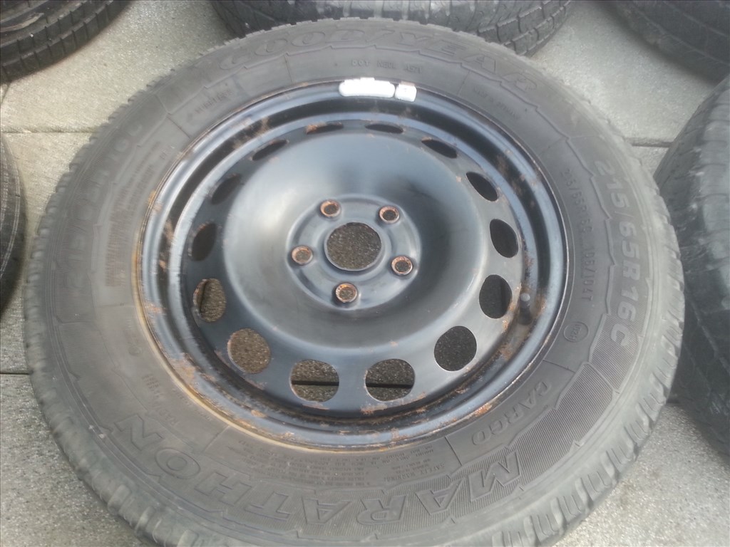  5x112 gyári VW Caddy Maxi lemezfelni, rajta 215/65R16C Goodyear nyári gumi 2. kép