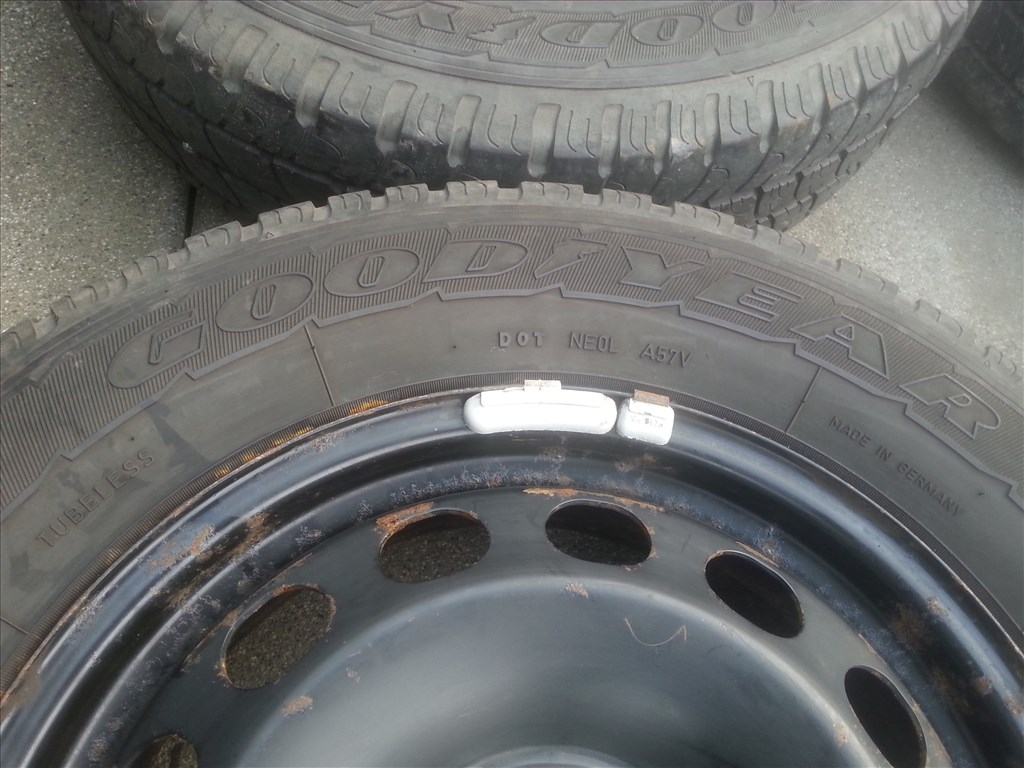  5x112 gyári VW Caddy Maxi lemezfelni, rajta 215/65R16C Goodyear nyári gumi 3. kép