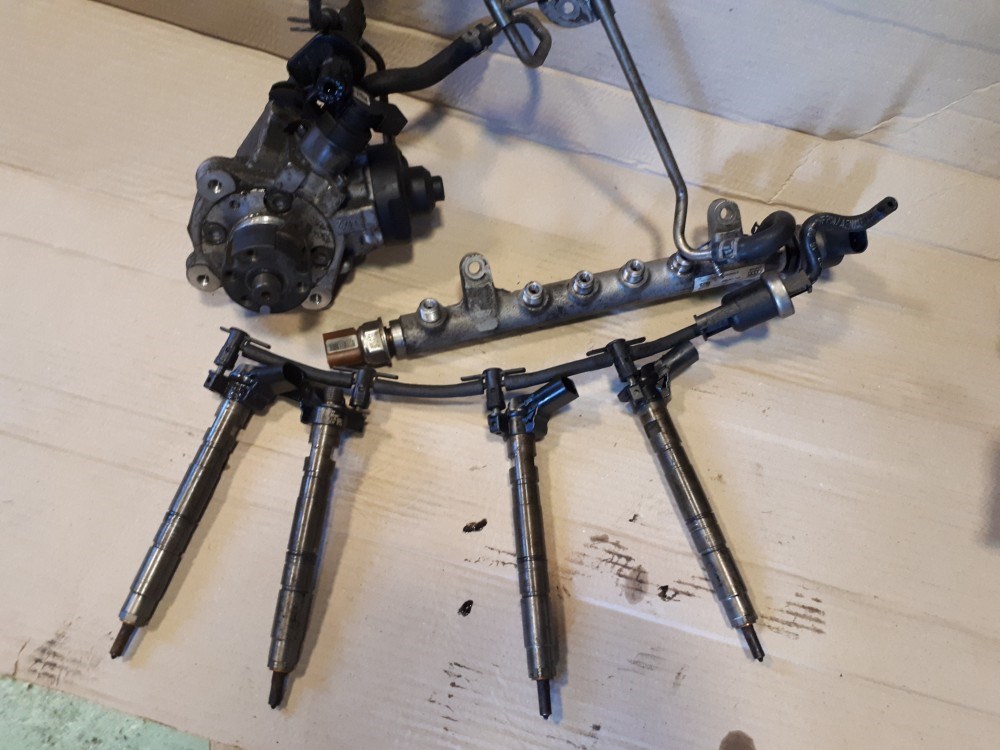 Skoda Octavia II-Yeti Crtdi befecskendezők,magasnyomású pumpa,rail cső komplett 03L130277_KPL 1. kép