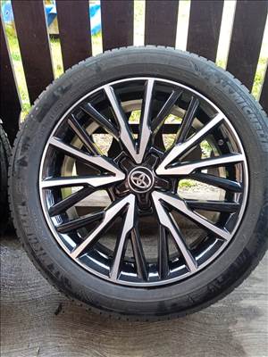 Toyota CHR gyári 7X18-as 5X114,3-as ET50 könnyűfém felni garnitura eladó