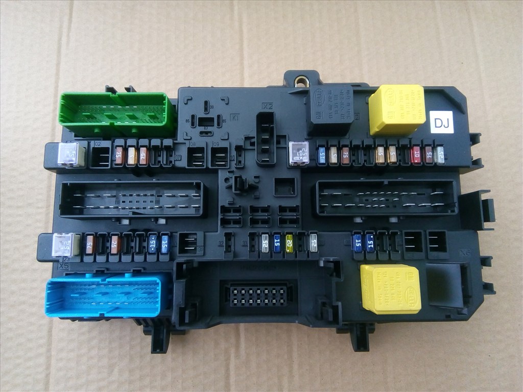 Opel Astra H hátsó biztosítéktábla DJ 1. kép