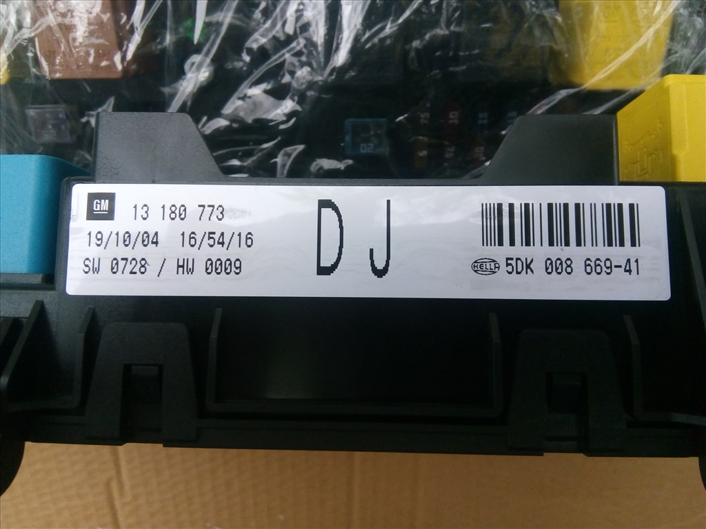 Opel Astra H hátsó biztosítéktábla DJ 2. kép
