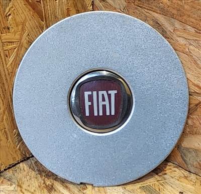 171899 Fiat Bravo 2007-2014 Felni közép kupak , a képen látható 3 rögzítő fűl töréssel!!!!! 735445518