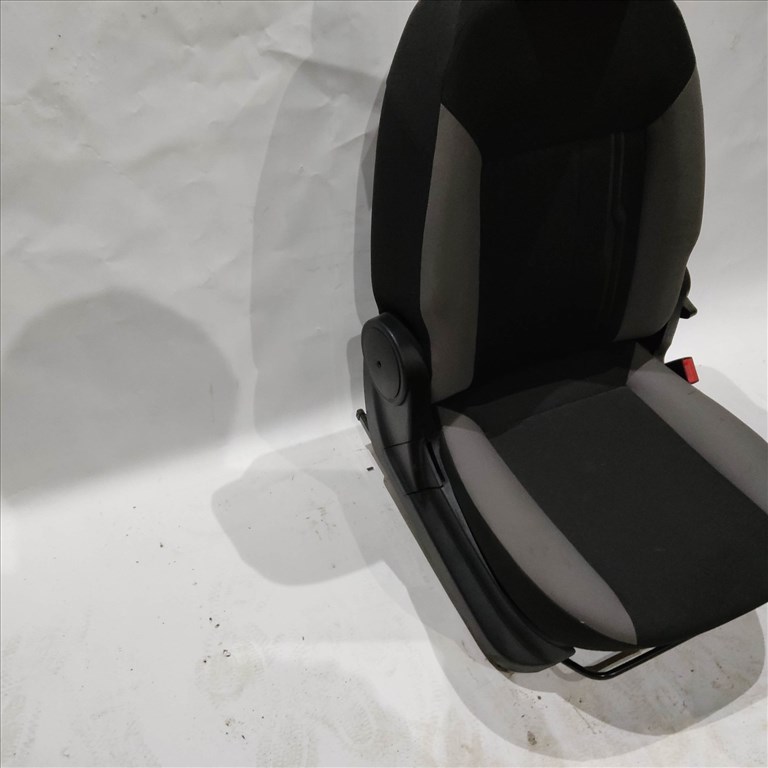 170531 Fiat Doblo Fiat Doblo 2009-2022 jobb első ülés, előre dönthető, nem légzsákos 4. kép