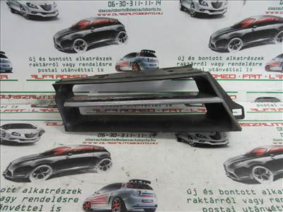 Alfa Romeo 156 156017391 számú, jobb első díszrács a képen látható sérüléssel