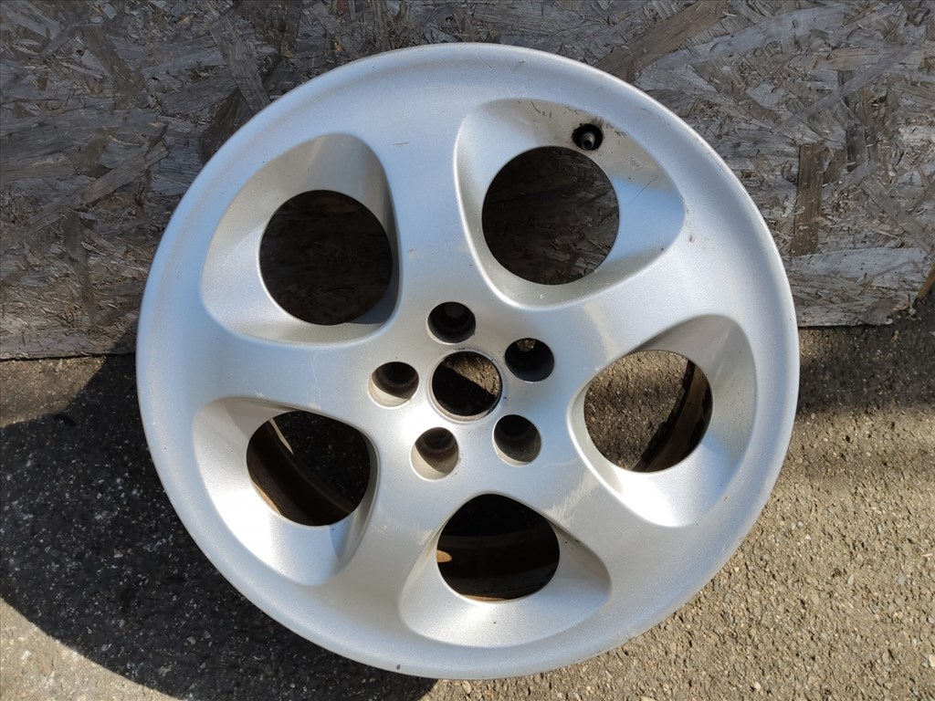 186691 Alfa Romeo 147, 156, Gt 16"-os alufelni (1db) a képen látható állapotban 60658218 1. kép