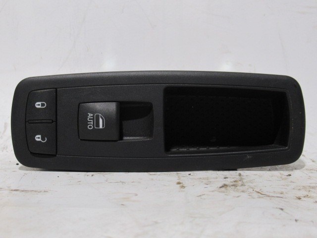 Lancia Thema jobb első ablakemelő kapcsoló K56046822AC 1. kép