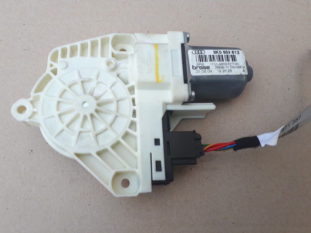 Skoda Superb II-Yeti ablakemelő motor jobb hátsó 8K0959812 1. kép