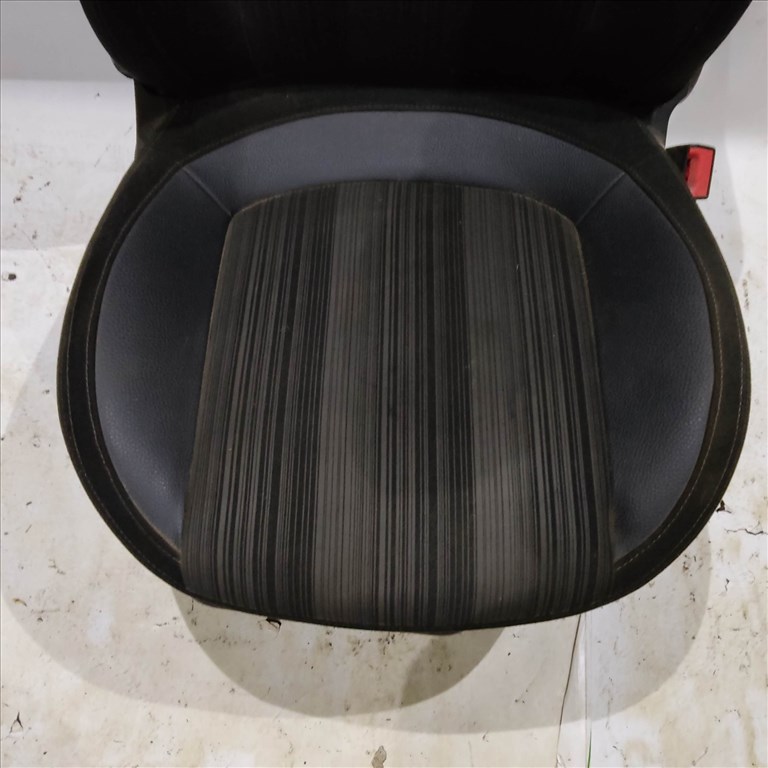 166431 Fiat Grande Punto  5 ajtós jobb első félbőr ülés, ülés alkatrészek 3. kép