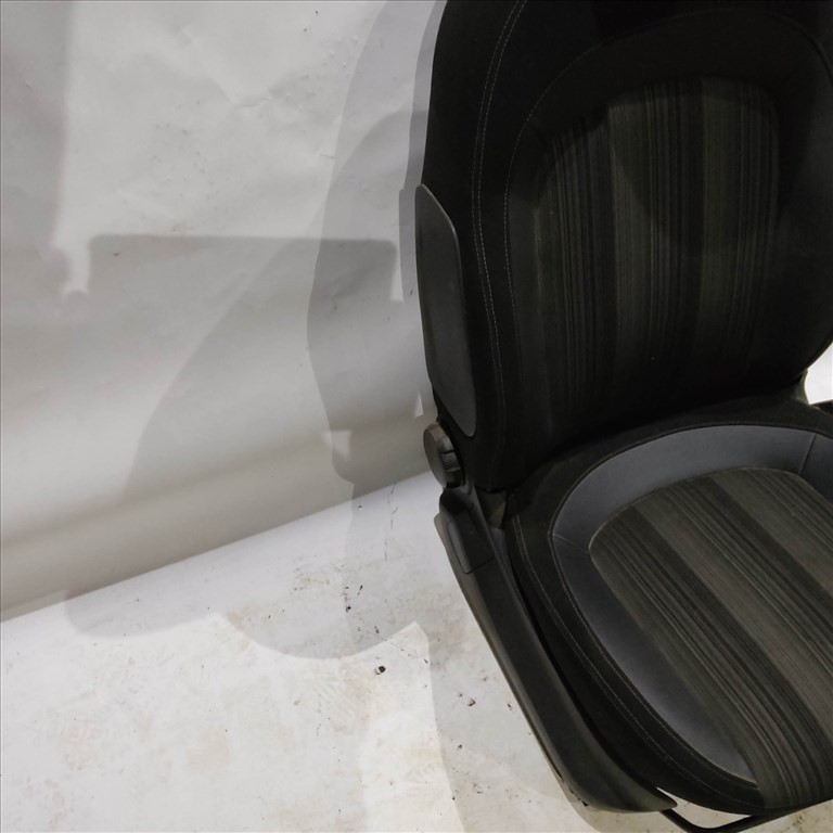 166431 Fiat Grande Punto  5 ajtós jobb első félbőr ülés, ülés alkatrészek 4. kép
