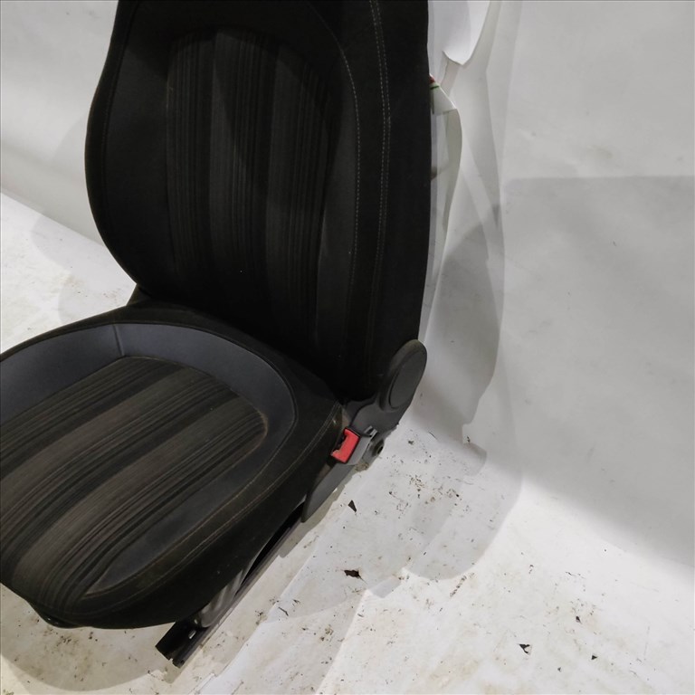 166431 Fiat Grande Punto  5 ajtós jobb első félbőr ülés, ülés alkatrészek 5. kép