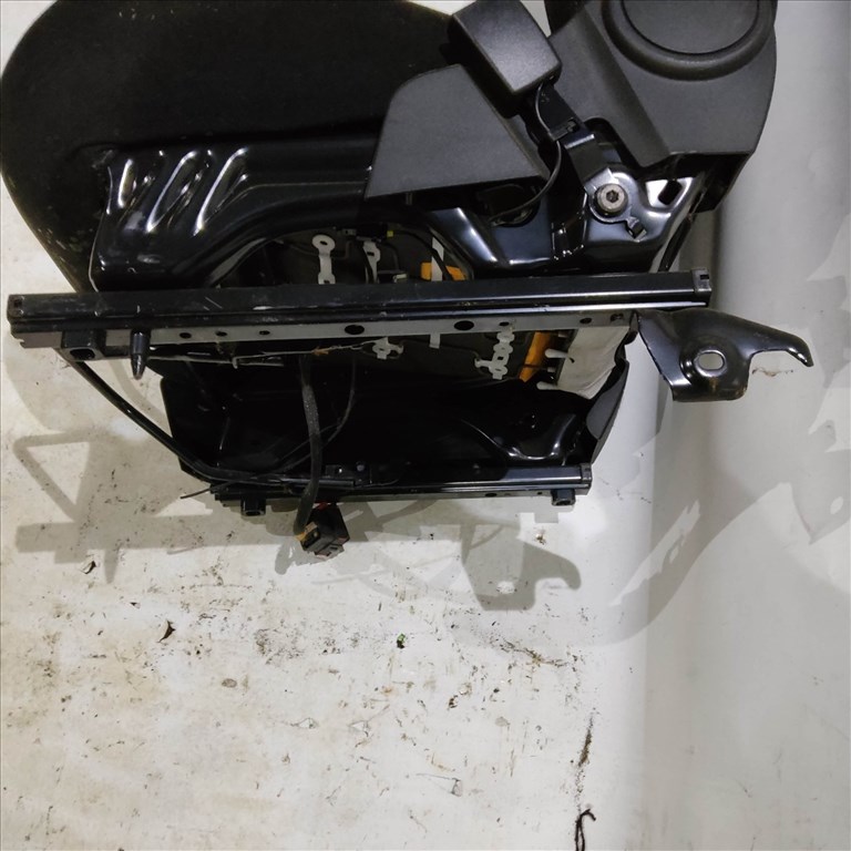 166431 Fiat Grande Punto  5 ajtós jobb első félbőr ülés, ülés alkatrészek 6. kép