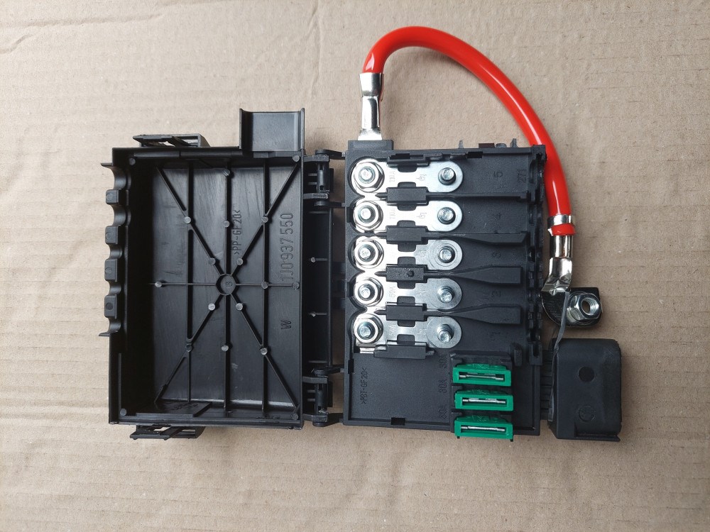 Skoda Octavia I biztosíték tábla az akkumulátorra fedéllel 1J0937617D_KPL 1. kép