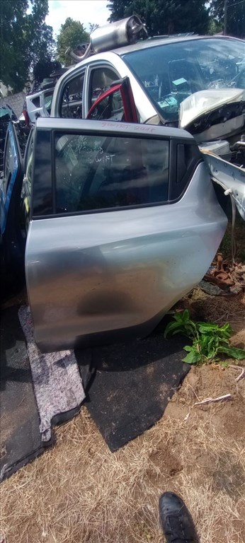 Suzuki Swift VI Bal hátsó ajtó  1. kép