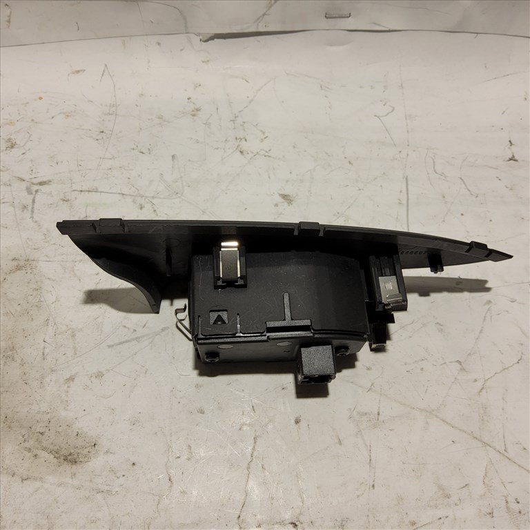 Alfa Romeo Giulietta 2010-2020 bal hátsó ablakemelő kapcsoló 156150331 2. kép