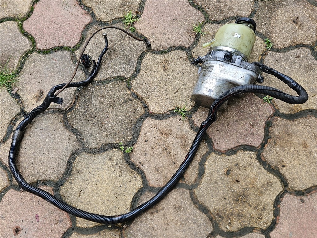 Opel Astra H, Opel Zafira B Szervó szivattyú TRW 33561441 1. kép