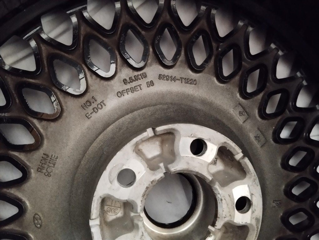 Hyundai Genesis g80 gyári alufelni, 5x114.3, 67.1, 8.5 x 19 - 9.5 x 19 2. kép