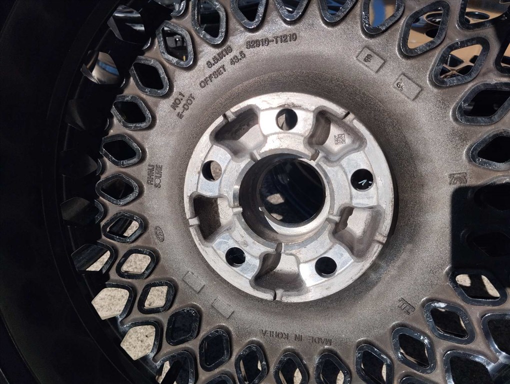 Hyundai Genesis g80 gyári alufelni, 5x114.3, 67.1, 8.5 x 19 - 9.5 x 19 3. kép