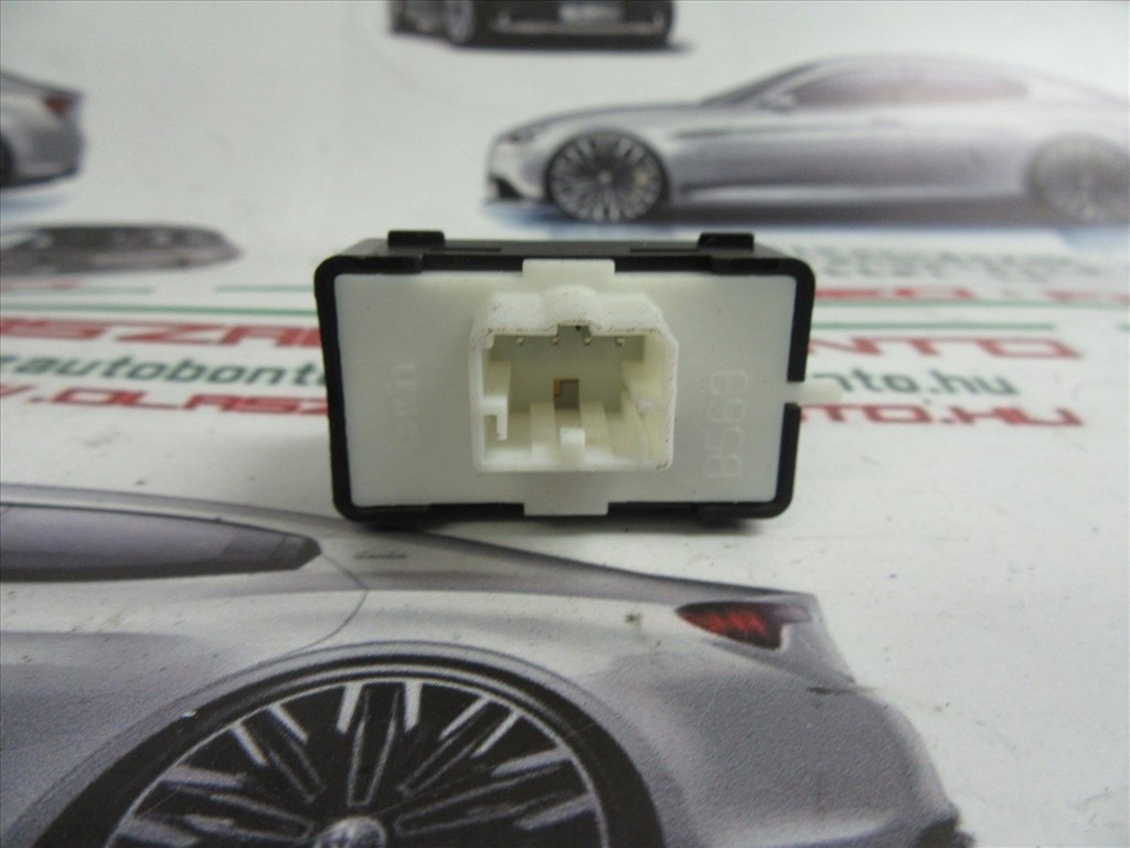 Jeep Renegade jobb hátsó ablakemelő kapcsoló 2. kép