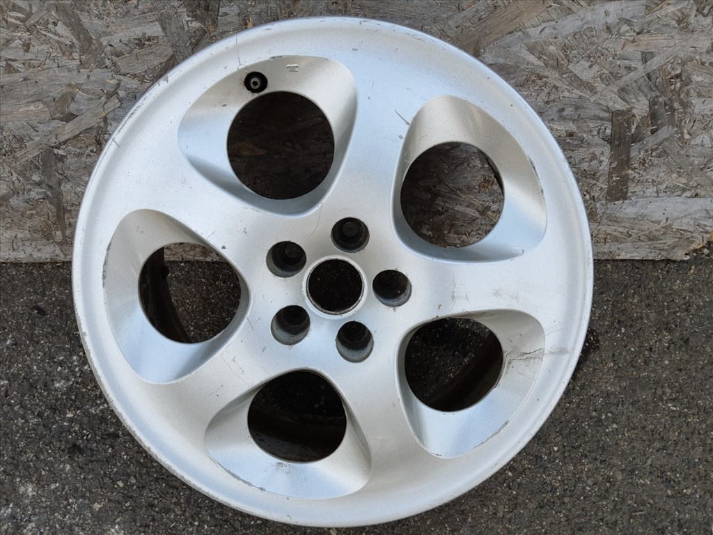 186669 Alfa Romeo 147, 156, Gt 16"-os alufelni  (1db) a képen látható állapotban 60669917 1. kép