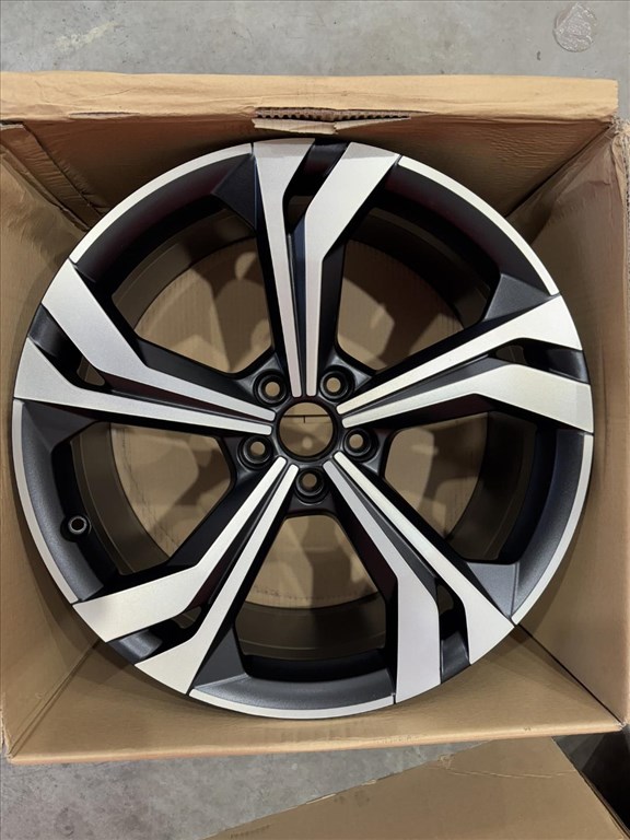 R20 Original audi 8.5J ET38 - 83A 601 025AC 83A601025AC 1db alufelni 1. kép