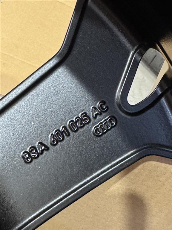 R20 Original audi 8.5J ET38 - 83A 601 025AC 83A601025AC 1db alufelni 2. kép