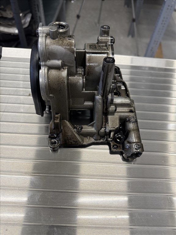 BMW N57 olajpumpa  11417823009 724808270 2. kép