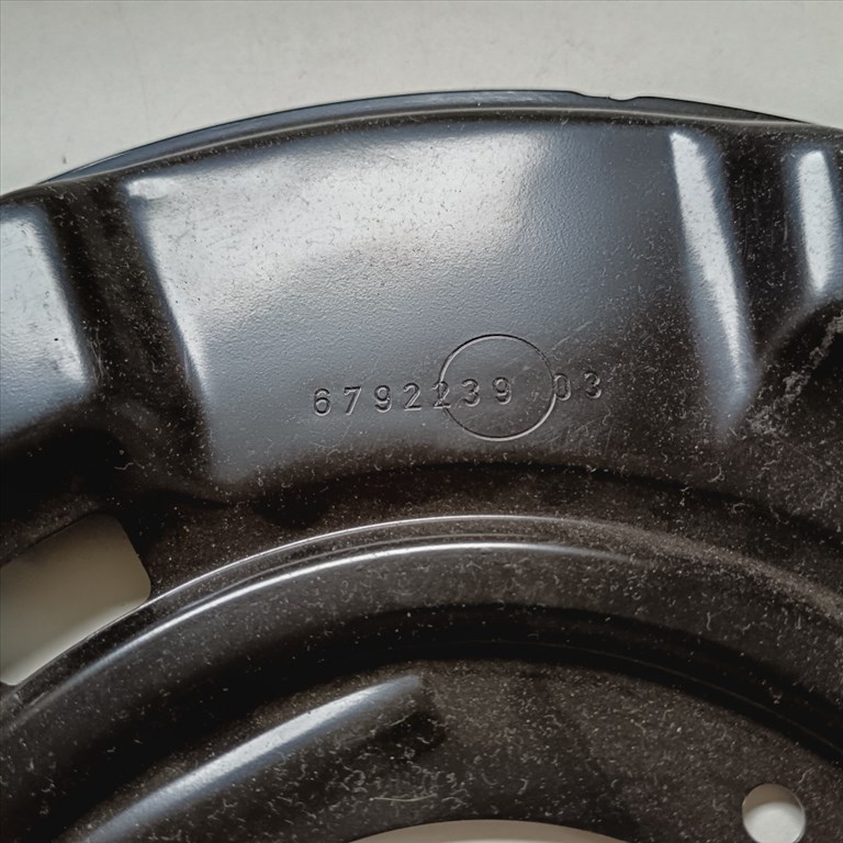 (GYÁRI ÚJ) BMW Bal oldali védőlemez 1' E81 / E82 / E87+LCI / E88 / F20+LCI / F21+LCI / 2' F22+LCI / F23+LCI / 3' E90+LCI / E91 LCI / E92+LCI / E93+LCI /F30+LCI / F31/F32/ F36  2. kép