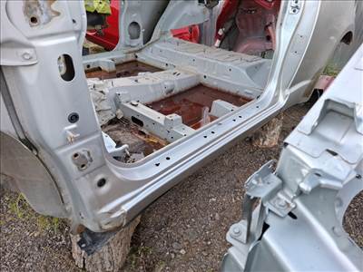 Suzuki Swift 3 ajtós bal küszöb