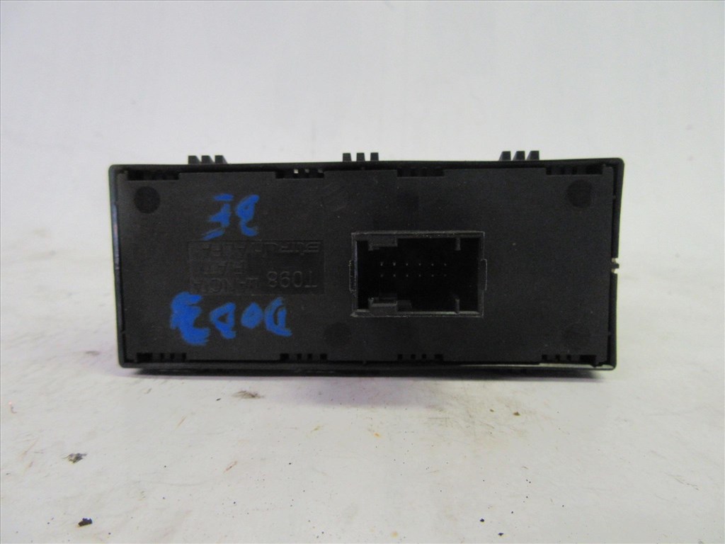 Fiat Doblo III. 735498680 számú, bal első ablakemelő kapcsoló 4x 2. kép