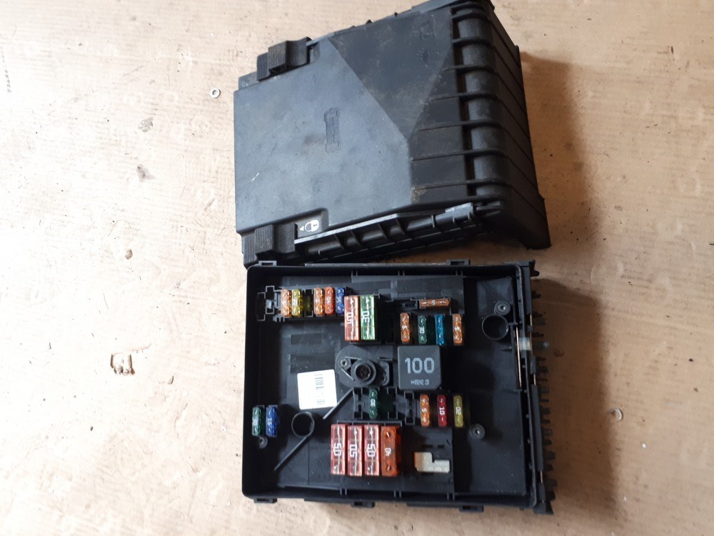 Skoda Octavia II-Superb II-Yeti biztosíték tábla 1K0937125D 1. kép