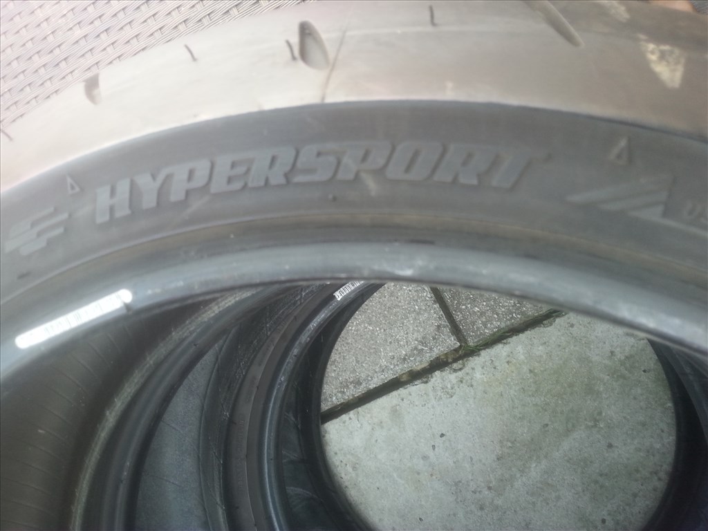 120/70ZR17 és 190/50ZR17 Bridgestone Battlax Hypersport nyári motorgumi  9. kép