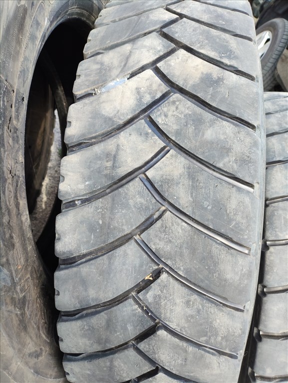 315/80 R22.5 ON-OFF használt húzó gumik 315 80R22.5 315 80 22.5 1. kép