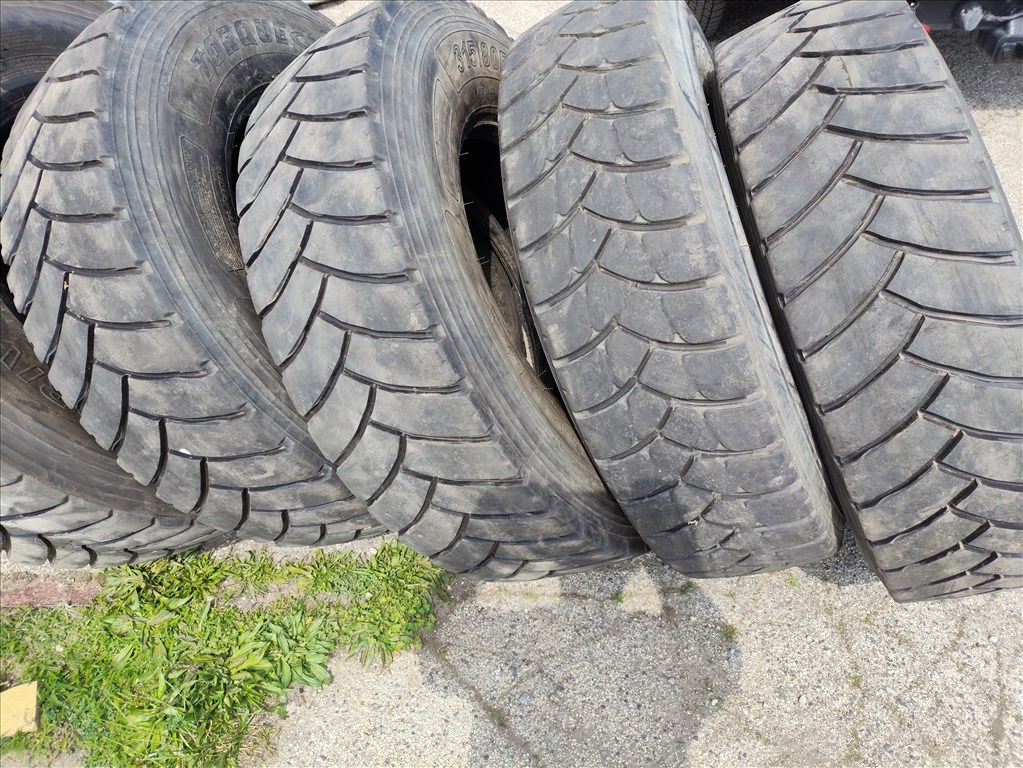 315/80 R22.5 ON-OFF használt húzó gumik 315 80R22.5 315 80 22.5 4. kép