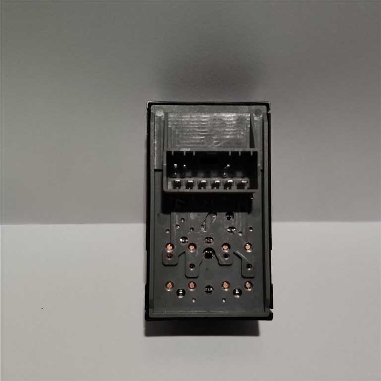 Fiat Grande Punto utángyártott új, ablakemelő kapcsoló 735380444 2. kép