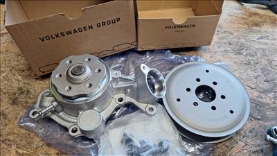 Audi vízpumpa  06m121013g