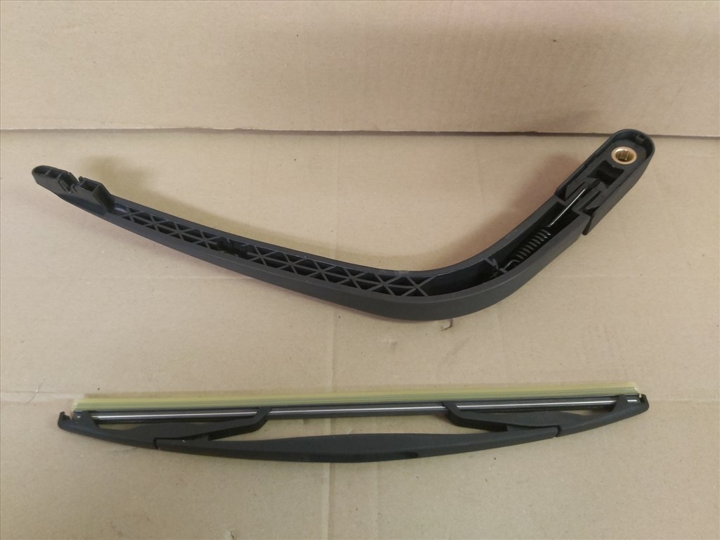 Toyota Yaris I. 1999-2005  (Francia gyártású) utángyártott új hátsó ablaktörlő kar lapáttal 2. kép