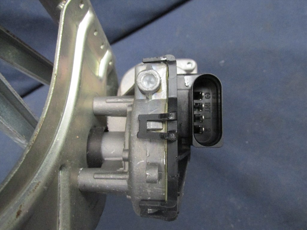 Fiat Linea első ablaktörlő motor mechanikával 51753759 3. kép