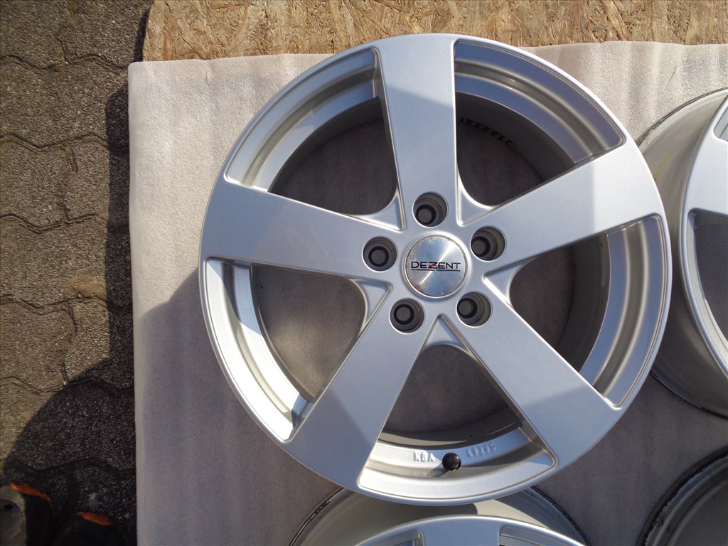 Dezent alufelni 17-es, 5×114.3-as osztóval szép állapotban eladó.  2. kép